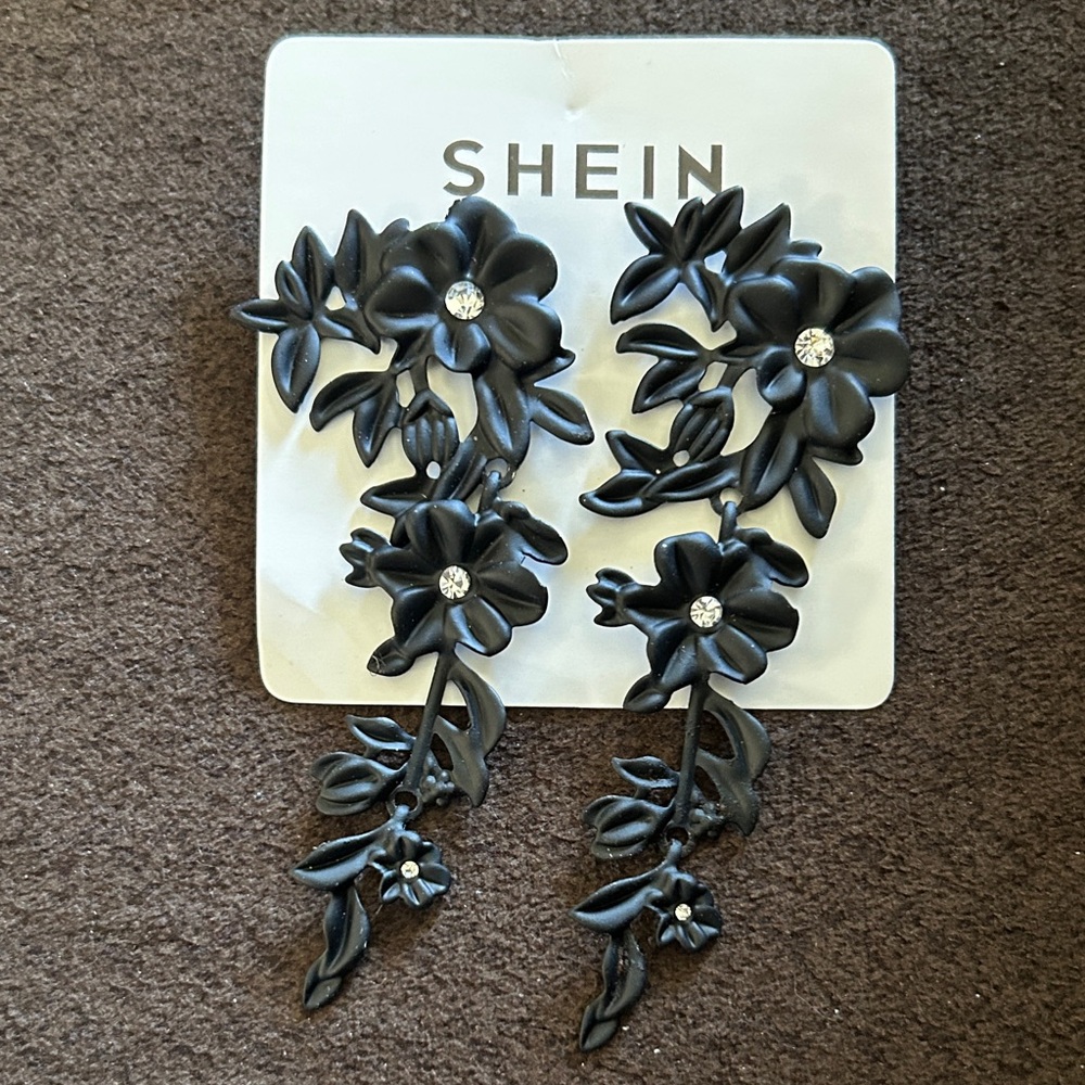 SHEIN Black Floral Drop Earrings